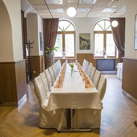 Hotel Eminent Zlate Moravce Bagian luar foto