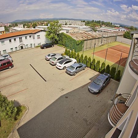 Hotel Eminent Zlate Moravce Bagian luar foto
