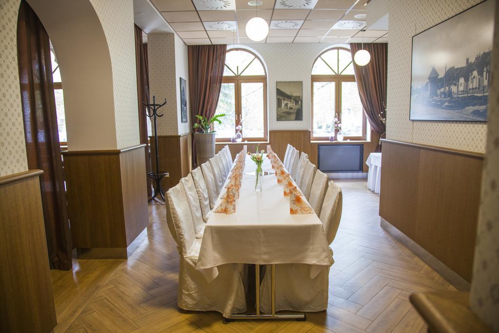 Hotel Eminent Zlate Moravce Bagian luar foto