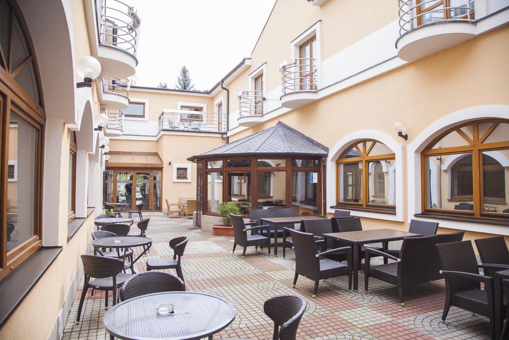 Hotel Eminent Zlate Moravce Bagian luar foto