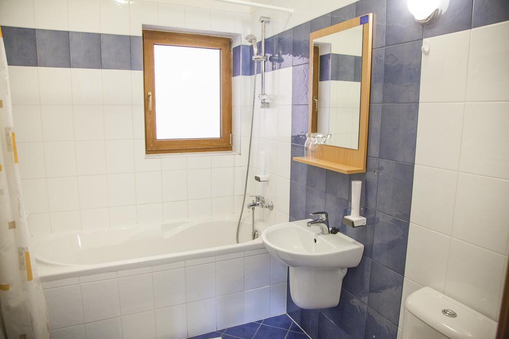Hotel Eminent Zlate Moravce Bagian luar foto