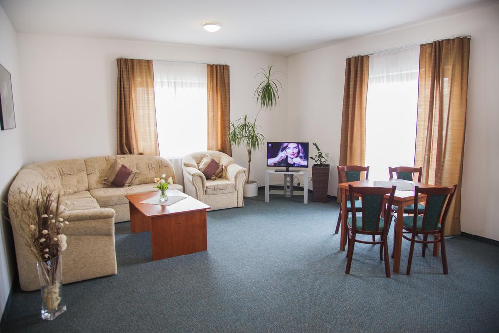 Hotel Eminent Zlate Moravce Bagian luar foto