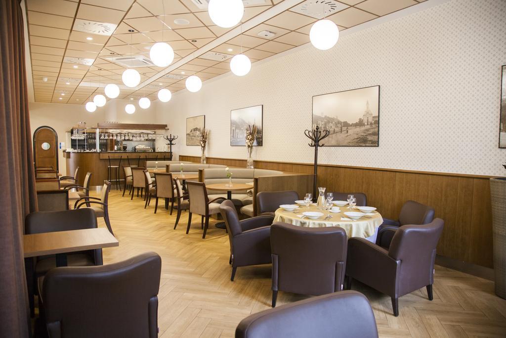 Hotel Eminent Zlate Moravce Bagian luar foto