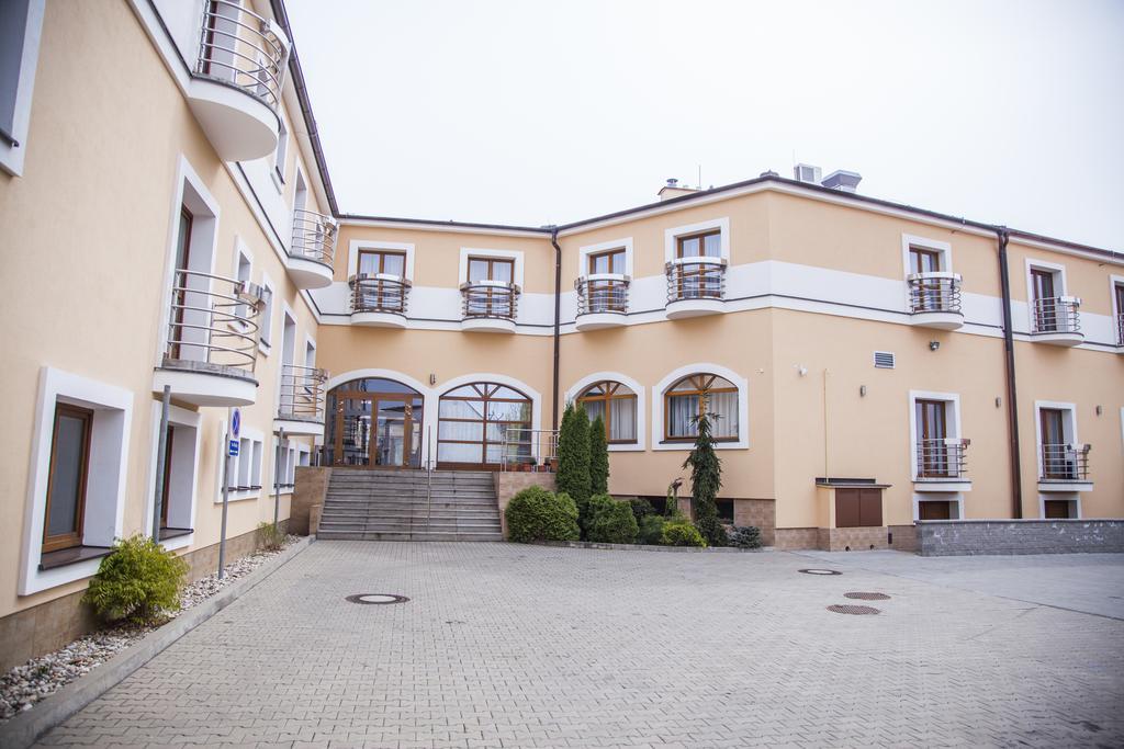 Hotel Eminent Zlate Moravce Bagian luar foto