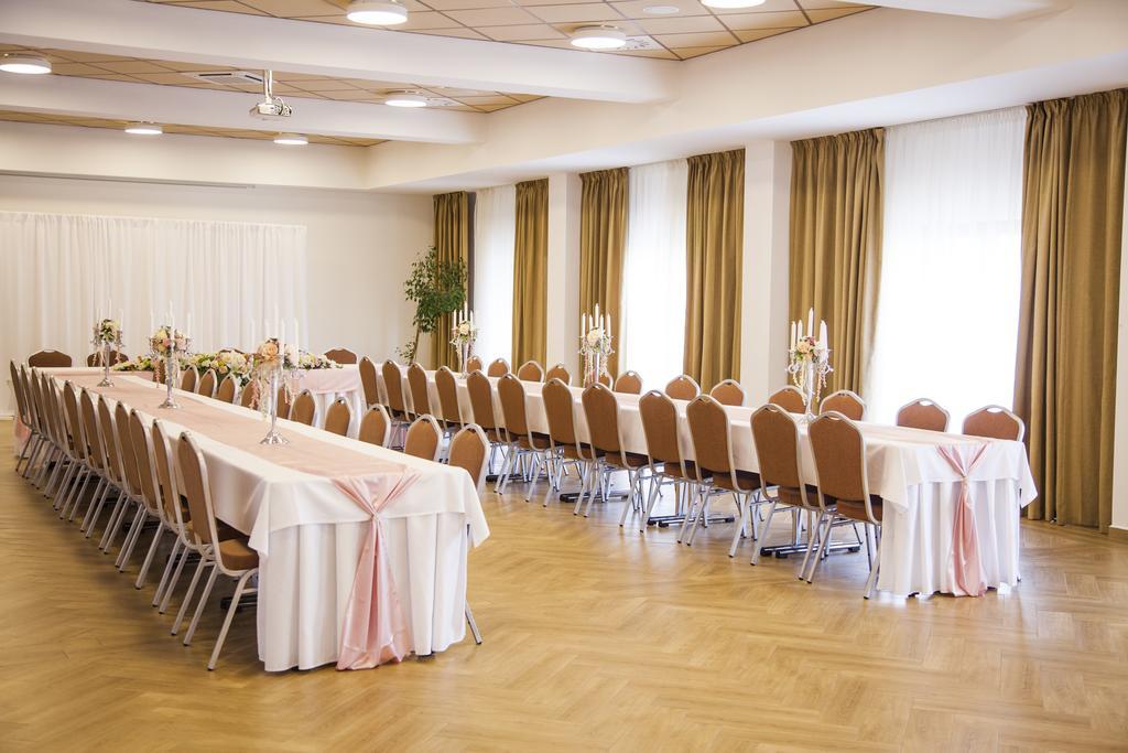 Hotel Eminent Zlate Moravce Bagian luar foto