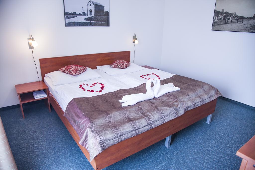 Hotel Eminent Zlate Moravce Bagian luar foto