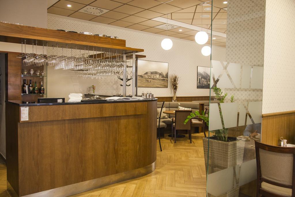 Hotel Eminent Zlate Moravce Bagian luar foto