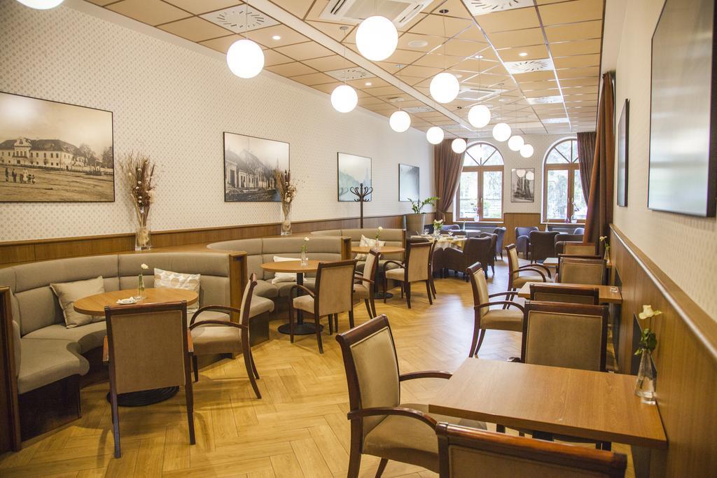 Hotel Eminent Zlate Moravce Bagian luar foto